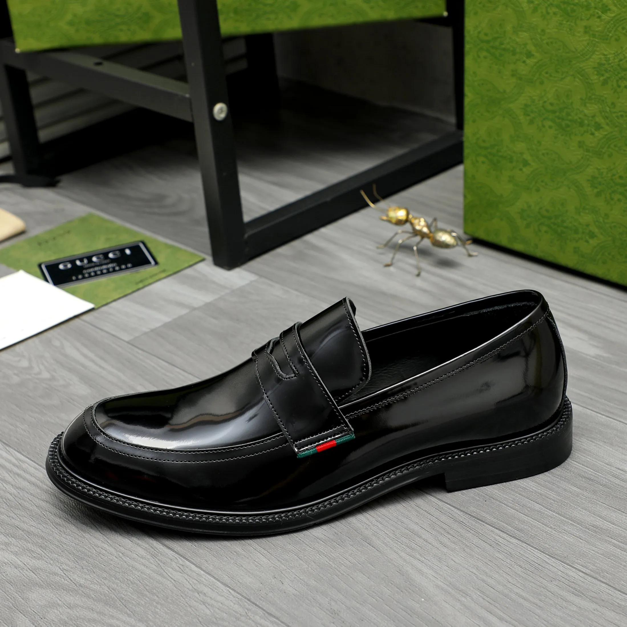 Men's shoes 💰500 Product trademark: GUCCI "Gucci" business slip-on leather shoes Regular size: 38-44 (45.46 custom-made, non-returnable) Product materials: Selected lacquered cowhide upper, cowhide lining, original rubber outsole